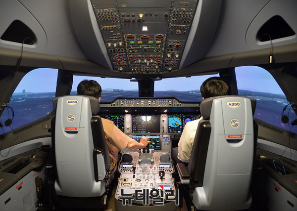 ▲ 사진은 아시아나항공 a350 시뮬레이터 ⓒ뉴데일리