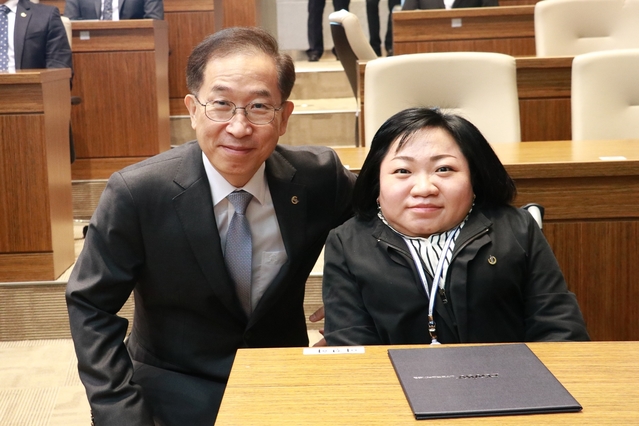 ▲ DGIST 국양 총장(왼쪽)과 정규직으로 임용된 이진희 선임전임연구원(미래자동차융합연구센터)이 함께 기념촬영을 하고 있다.ⓒDGIST