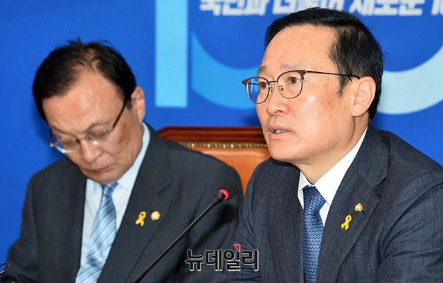 ▲ 이해찬 더불어민주당 대표와 홍영표 원내대표가 15일 오전 국회에서 열린 최고위원회의에서 모두발언을 하고 있다. ⓒ박성원 기자