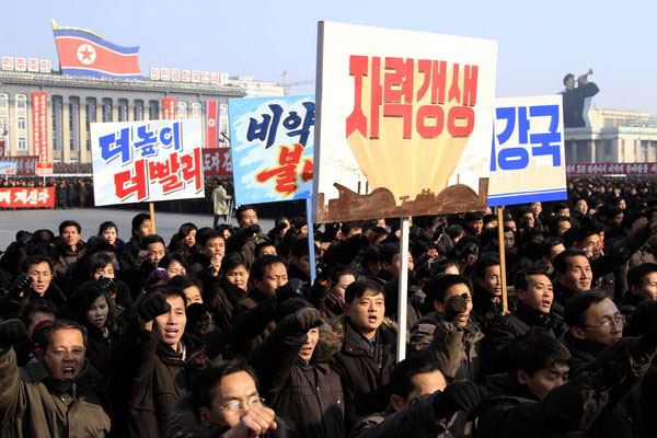 ▲ '자력갱생' 구호를 들고 집회에 참가한 북한 주민들. 구호와 무관하게 최근 북한에서는 기아가 확산되고 있다고 한다. ⓒ뉴시스 AP. 무단전재 및 재배포 금지.