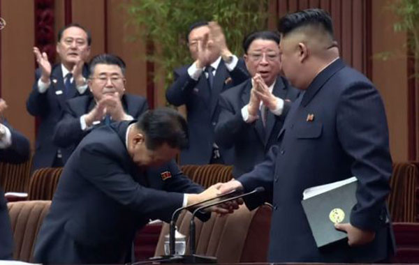 ▲ 지난 12일 최고인민회의에 참석한 김정은이 최룡해를 격려하는 모습. ⓒ뉴시스. 무단전재 및 재배포 금지.