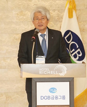 ▲ 김태오 DGB금융지주 회장이 지난 12일부터 이틀간 안동지역에서 열린 경영진 워크숍에서 특강을 하고 있다. ⓒDGB금융지주