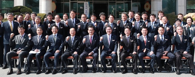 ▲ 이시종 충북도지사가 영동군을 방문해 지역인사들과 기념 촬영을 했다.ⓒ충북도