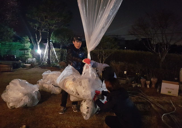 ▲ 대북전단 살포를 위해 준비 중인 박상학 대표. ⓒ자유북한운동연합 제공.