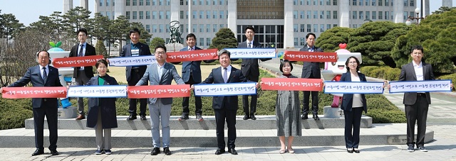 ▲ 세종시의회 행정수도완성 특별위원회가 15일 국회 앞 광장에서 대통령 세종집무실 설치를 촉구하는 퍼포먼스를 하고 있다.ⓒ세종시의회