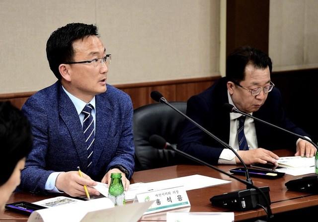 ▲ 홍석용 제천시의장(왼쪽)이 15일 제천시청 정책회의실에서 열린 2017제천한방엑스포 기록관 조성 착수보고회에서  ‘의미있고 내실있는 기록관’을 강조하고 있다.ⓒ제천시