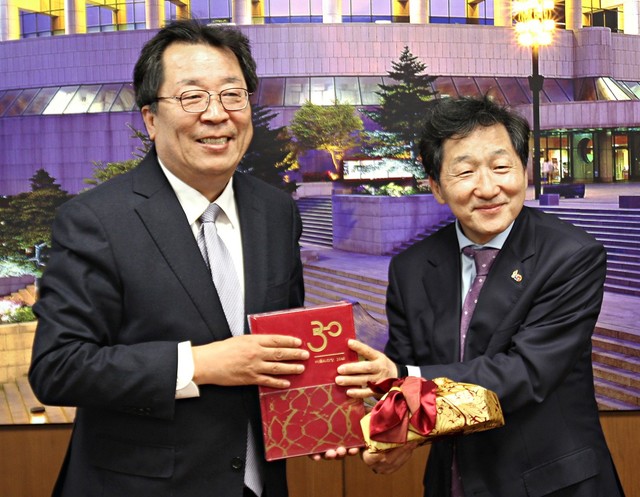 ▲ 이상천 시장(왼쪽)과 유인택 서울 예술의전당 사장이 방문선물을 교환하면서 제천예술의 전당 건립에 최대한 협조하기로 약속하고 기념촬영을 하고 있다.ⓒ제천시
