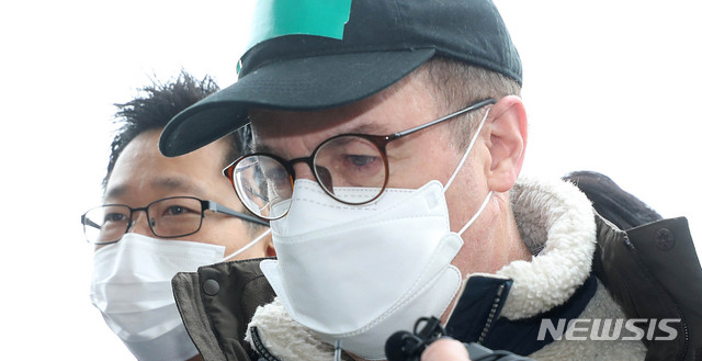 ▲ 마약류 투약 혐의로 체포된 방송인 하일(미국명 로버트 할리)씨가 지난 10일 오전 경기 수원시 영통구 수원법원종합청사에서 구속 전 피의자심문(영장실질심사)를 받기위해 법정으로 향하고 있다. ⓒ뉴시스