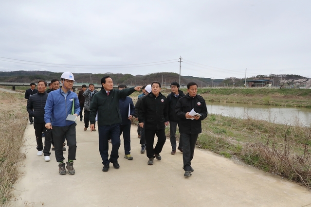 ▲ 의성군이 건설사업 시행 로드맵을 수립해 체계적인 사업추진에 나선다. 사진은 김주수 의성군수 등이 남대천 고향의 강 정비사업 현장을 확인하는 장면.ⓒ의성군