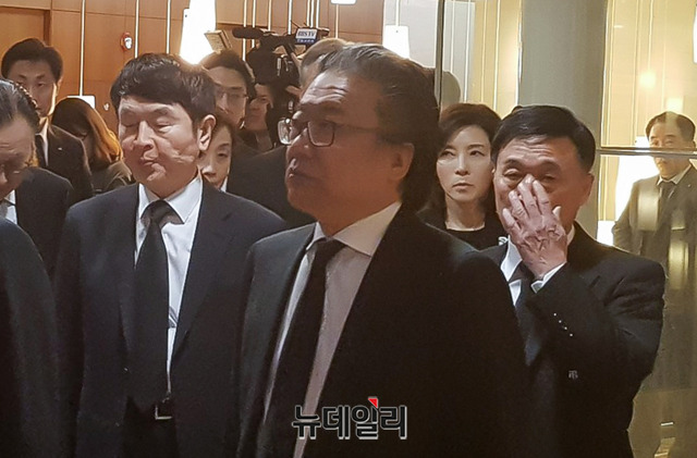 ▲ 조정호 메리츠금융지주그룹 회장이 故 조양호 한진그룹 회장의 발인을 지켜보고 있다.ⓒ뉴데일리