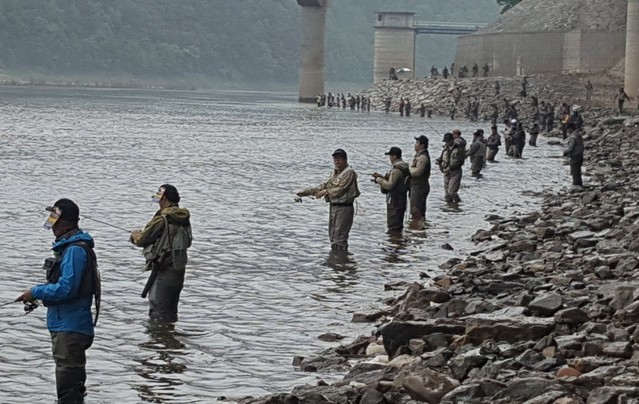 ▲ 지난해 단양강 일원에서 열린 단양군수배 전국쏘가리낚시대회에 참가한 강태공들.ⓒ단양군