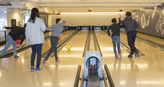 ▲ 세종시교육청이 특수교육대상학생의 교육활동을 도와 줄 ‘특수교육자원봉사 인력풀’을 운영한다. 사진은 특수교육대상학생들이 겨울방학 계절학교에서 볼링수업에 참여하고 있는 장면.ⓒ세종시교육청