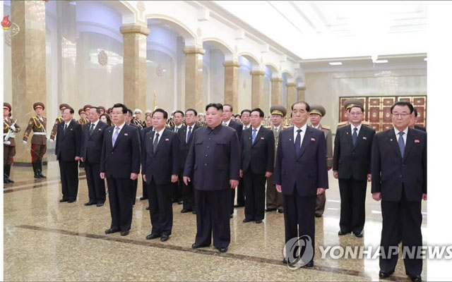 ▲ 지난 15일 핵심 측근들과 금수산 태양궁전을 찾은 김정은. ⓒ연합뉴스. 무단전재 및 재배포 금지.