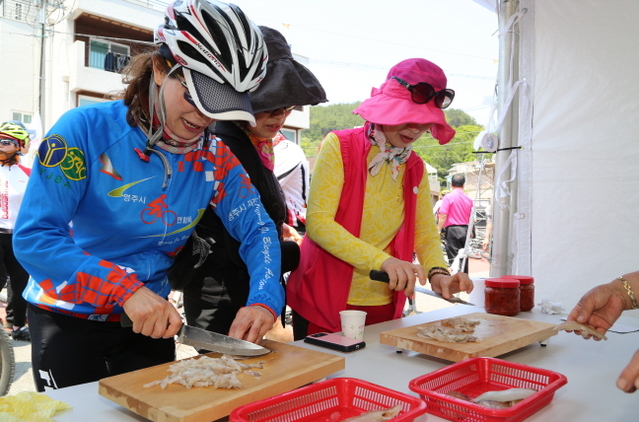 ▲ 관광객들이 물가자미 막회 썰기를 체험하고 있다.ⓒ영덕군