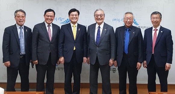 ▲ 세계충청향우회 회장단이 16일 이춘희 세종시장을 방문하고  ‘대통령 세종집무실’ 설치를 비롯한 행정수도 완성에 힘을 보태기로 약속했다.ⓒ세종시