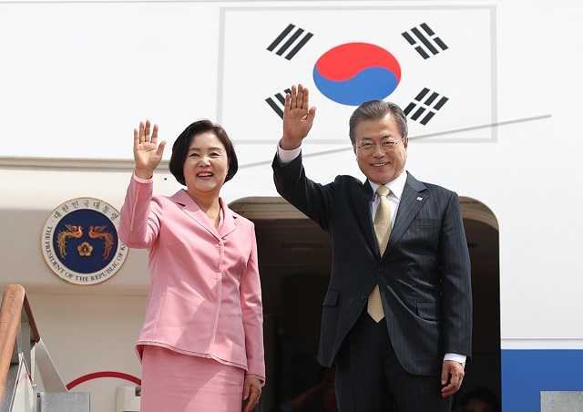 ▲ 문재인 대통령이 16일 오후 경기도 성남 서울공항에서 중앙아시아 3개국 국빈 방문을 위해 공군1호기에 탑승하고 있다. ⓒ청와대