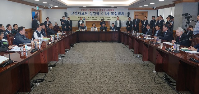 ▲ 허권 전국금융산업노동조합 위원장(왼쪽 가운데)과 김태영 금융산업사용자협의회 회장(오른쪽 가운데)를 비롯해 교섭 대표들이 16일 서울 명동 은행회관에서 제1차 산별교섭 및 상견례를 갖고있다.ⓒ금융노조