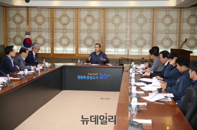 ▲ 이강덕(가운데) 포항시장이 16일 포항시청 중회의실에서 특별대책 추진단 회의를 주재하고 있다.ⓒ뉴데일리