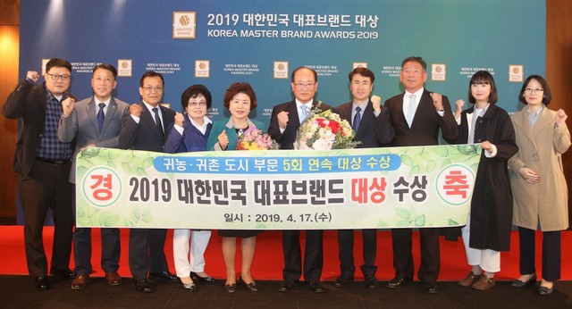 ▲ 17일 류한우 단양군수(가운데)가 대한민국 대표브랜드 대상을 받고 군과 행사 관계자와 기념촬영을 하고 있다.ⓒ단양군