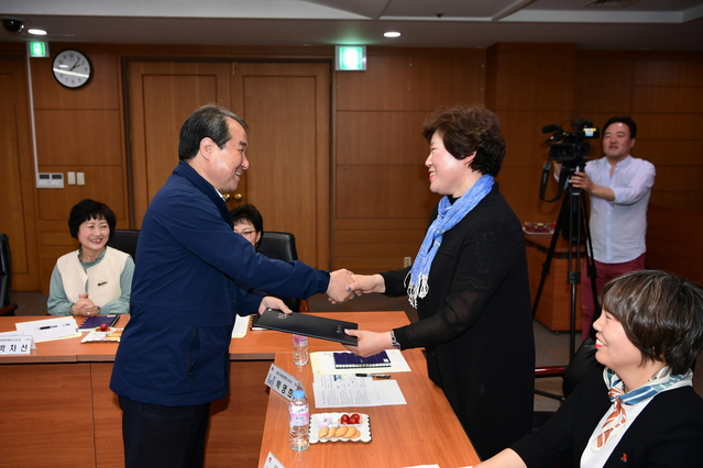 ▲ 김충섭 김천시장(왼쪽)이 16일 시청 회의실에서 여성친화도시 시민참여단을 위촉하고 있다.ⓒ김천시