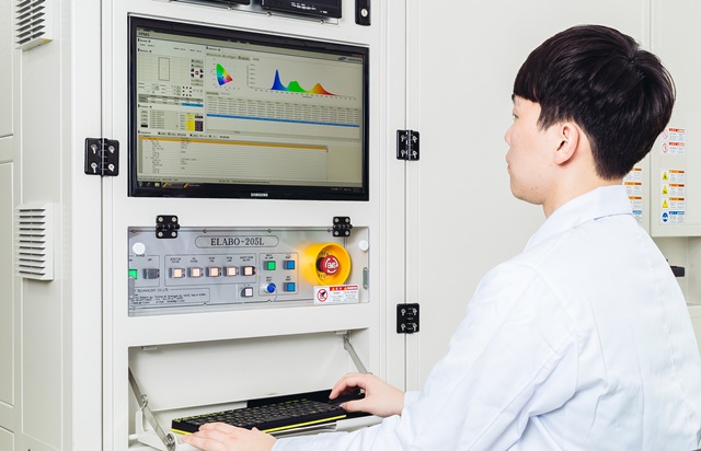 ▲ 유해 청색광 비중을 검사하는 모습. ⓒ삼성디스플레이
