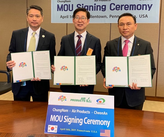 ▲ 16일 오후 미국 펜실베이니아주 앨런타운에서 구본영 시장(오른쪽)이 양승조 충남도지사(가운데), 윌버 목 에어프로덕츠아시아 사장(왼쪽)과 3000만 달러 상당의 투자협약을 체결했다.ⓒ천안시