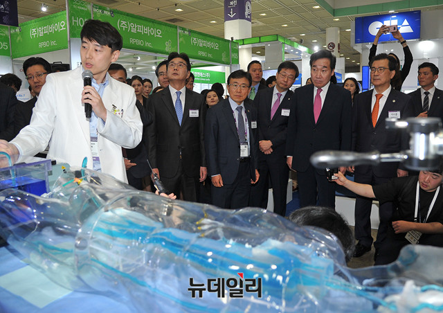 ▲ 이낙연 국무총리는 17일 서울 강남구 삼성동 코엑스에서 열린 바이오 코리아에 참가해 국내 바이오기업들의 홍보관을 참관했다. ⓒ이기륭 기자