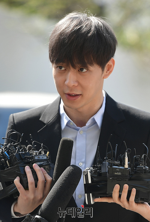 ▲ 가수 겸 배우 박유천(33)이 17일 오전 경기 장안구 경기남부지방경찰청으로 옛 연인 황하나 씨와 함께 마약을 투약한 혐의를 조사 받기 위해 출석하고 있다. 박유천은 입장하며 