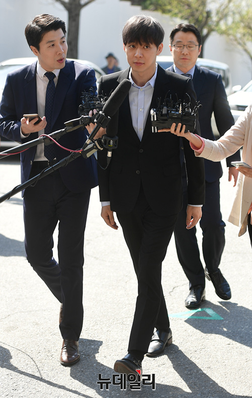 ▲ 가수 겸 배우 박유천(33)이 17일 오전 경기 장안구 경기남부지방경찰청으로 옛 연인 황하나 씨와 함께 마약을 투약한 혐의를 조사 받기 위해 출석하고 있다. 박유천은 입장하며 