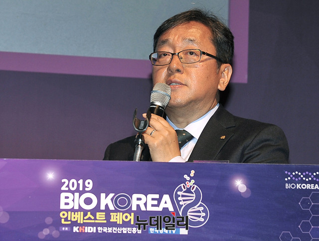 ▲ 장신재 셀트리온 사장은 17일 서울 삼성동 코엑스에서 열린 '2019 바이오 코리아'의 '인베스트 페어'에서 '바이오·헬스케어 산업 개척 전략'을 발표했다. ⓒ이기륭 기자