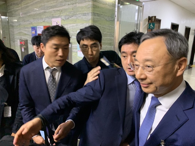 ▲ 황창규 KT 회장이 17일 오전 국회에서 열린 KT 화재원인 규명 및 방지대책 청문회에 출석하는 모습. ⓒ연찬모 기자