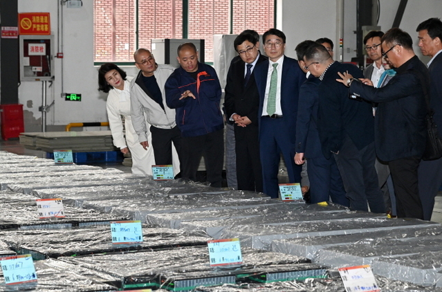 ▲ 투자유치사절단이 중국 궈쉬안배터리공장을 방문해 관계자로부터 설명을 듣고 있다.ⓒ경주시