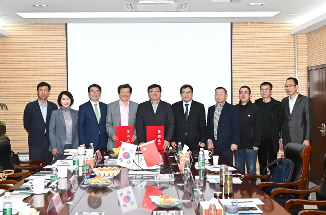 ▲ 젠캉자동차와 한국간 업무협약을 체결하고 함께 기념촬영을 하고 있다.ⓒ경주시