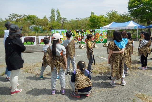 ▲ 지난 16일 '물따라 걷는 인자수성 역사여행‘ 청동기 체험에 대구 교동초 학생들이 참여하고 있다.ⓒ수성구