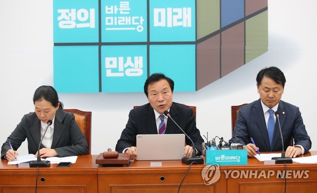 ▲ 손학규 바른미래당 대표(가운데)가 17일 오전 여의도 국회에서 열린 제87차 최고위원회의에서 모두발언을 하고 있다. ⓒ연합뉴스