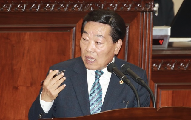 ▲ 17일 열린 충북도의회 제372회 임시회 1차 본회의에서 박문희 도의원이 김병우 충북도교육감에게 교육현안에 대해 질문하고 있다.ⓒ충북도의회