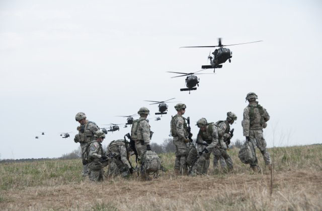 ▲ 美101공중강습사단의 훈련 모습. 이들에게 헬기는 '발'이나 마찬가지다. 한국과는 다르다. ⓒ美육군 공개사진.