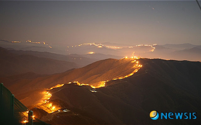 ▲ 2010년 10월 양구 지역 GOP에서 바라본 전선. 불이 켜진 곳에 배치된 병력이 어느 정도인지는 GOP 근무를 해본 사람이라면 알 것이다. ⓒ뉴시스. 무단전재 및 재배포 금지.