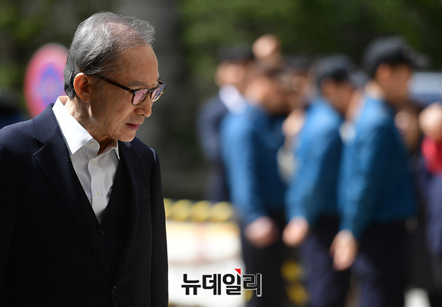 ▲ 이명박 전 대통령이 17일 서울고등법원에서 열린 자신의 항소심 공판에 출석하고 있다. ⓒ정상윤 기자