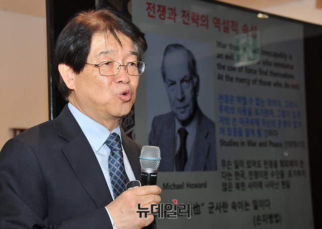 ▲ 17일 오후 서울 중구 정동제일교회에서 진행된 제98회 이승만포럼에서 발언하고 있는 이춘근 한국해양전략연구소 선임연구위원.ⓒ이기륭 기자