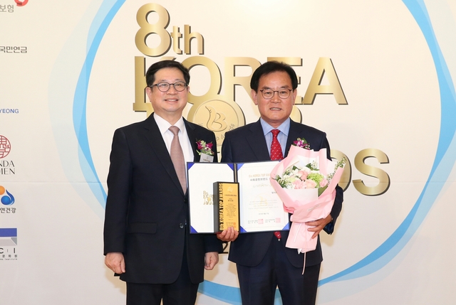 ▲ 백선기 칠곡군수(오른쪽)가 17일 서울 롯데호텔에서 열린 ‘Korea Top Awards’에서 대상을 수상하고 있다.ⓒ칠곡군