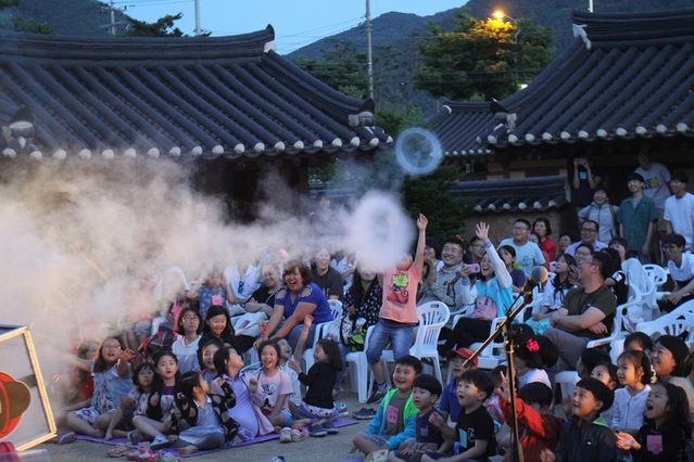 ▲ 2018년 ‘신나는 이야기 여행’ 행사 장면.ⓒ괴산군