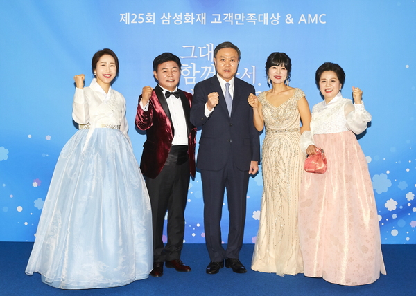 ▲ 삼성화재(사장 최영무)는 17일 송도컨벤시아에서 '2019년 고객만족대상 & AMC' 시상식을 개최했다. 사진 왼쪽부터 메이저 챔피언 손순자 RC, 대상 원면재 RC, 최영무 삼성화재 사장, 메이저 챔피언 신영단 RC, 챌린저 챔피언 황순자 RC.ⓒ삼성화재