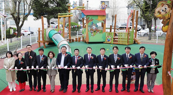 ▲ 경기 파주 금화공원에 18일 문을 연‘롯데 mom편한놀이터’ 6호점. ⓒ롯데