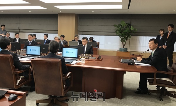 ▲ 이주열 한국은행 총재(앞쪽 가운데)가 18일 한은 본관에서 금융통화위원회 본회의를 주재하고 있다. ⓒ뉴데일리