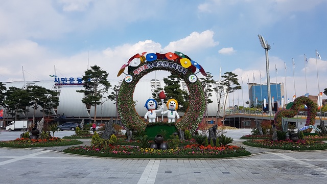 ▲ 경산시내에는 도민체전을 알리는 꽃 조형물이 설치돼 체전분위기가 한층 달아오르고 있다.ⓒ경산시