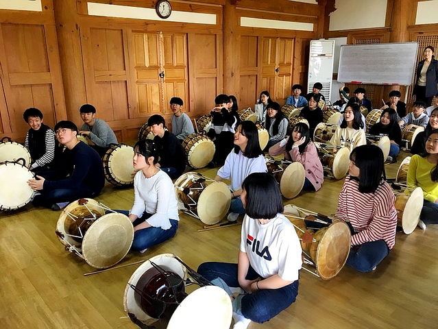 ▲ 대구한의대가 17일 경주 불국중학교 학생들을 대상으로 자유학기제 프로그램을 진행했다.(사물놀이를 배우고 있는 학생들)ⓒ대구한의대
