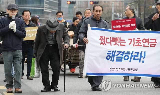 ▲ 빈곤노인기초연금연대 회원과 노인들이 3월 25일 오전 서울 종로구 경복궁역에서 기초생활수급 노인들의 기초연금 박탈 문제 해결을 요구하며 청와대까지 행진하고 있다. ⓒ 연합뉴스