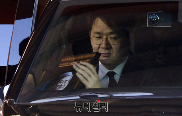 ▲ 조원태 대한항공 사장이 故 조양호 회장 영정사진을 들고 장지로 떠나는 모습.ⓒ박성원 기자