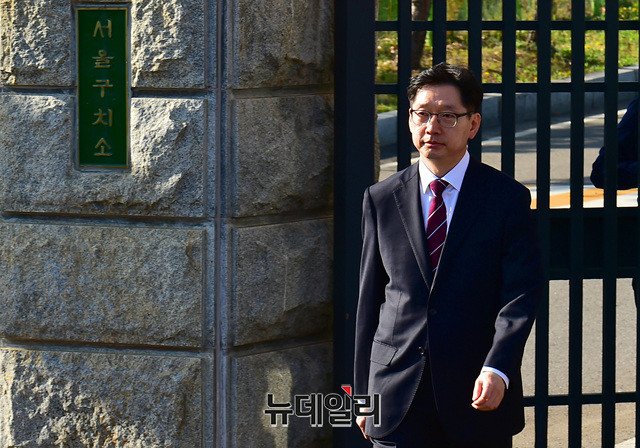 ▲ 김경수 경남도지사가 17일 법원의 보석결정으로 서울구치로에서 퇴소하고 있다. ⓒ이종현 기자